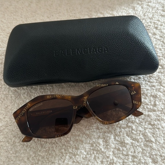 Balenciaga Tortoiseshell CatEye Logo Sunnies - Picture 1 of 5